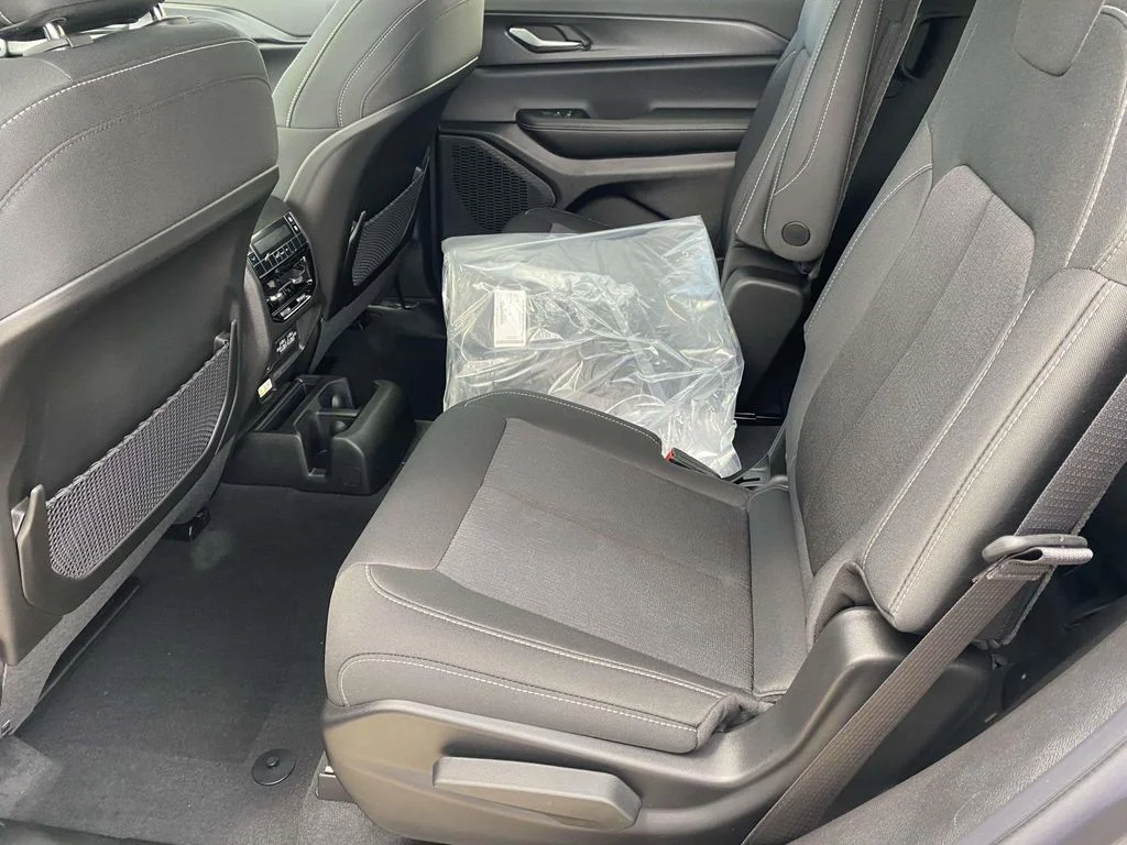New 2026 Baltic Gray Metallic Clear-Coat Exterior Paint Jeep Laredo X image 10