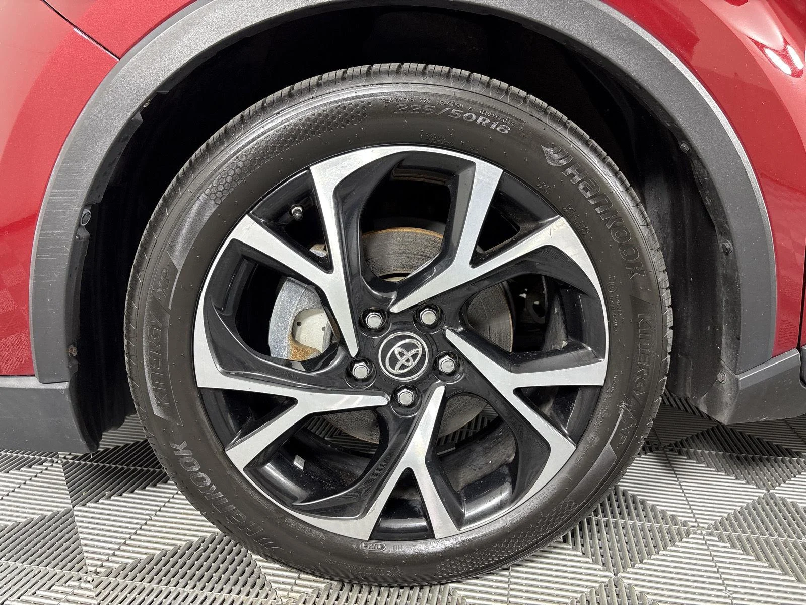 Used 2019 Ruby Flare Pearl w/Black Roof Toyota XLE image 4