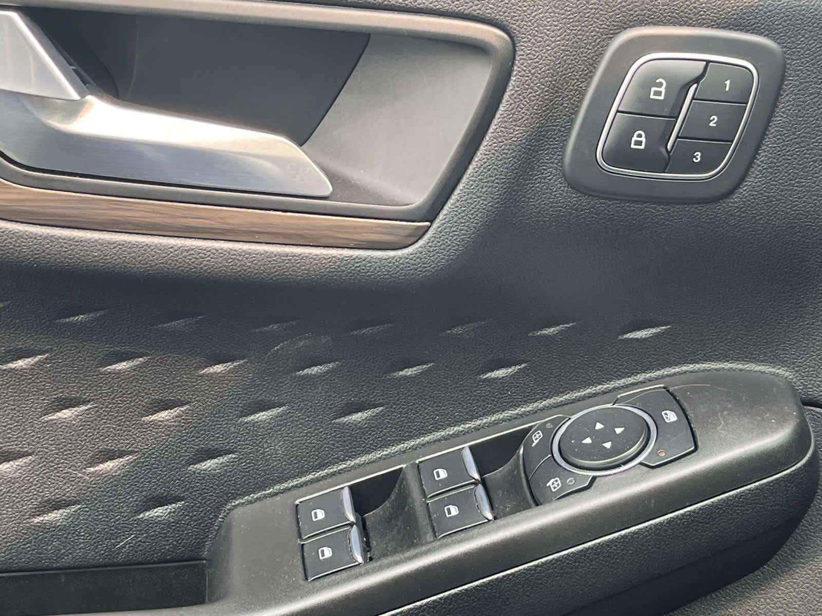 Used 2020  Ford Titanium Hybrid image 31