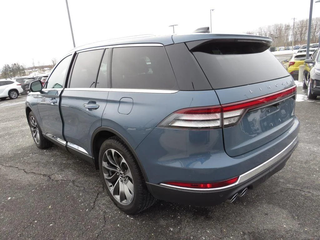 Used 2025 Blue Metallic Lincoln Reserve image 9