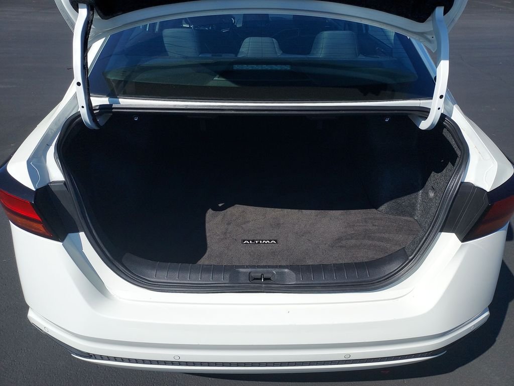 Used 2025 White Nissan 2.5 SV image 9