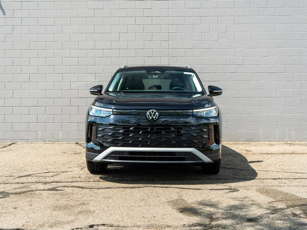 New 2026 Deep Black Pearl Volkswagen 2.0T SE image 2