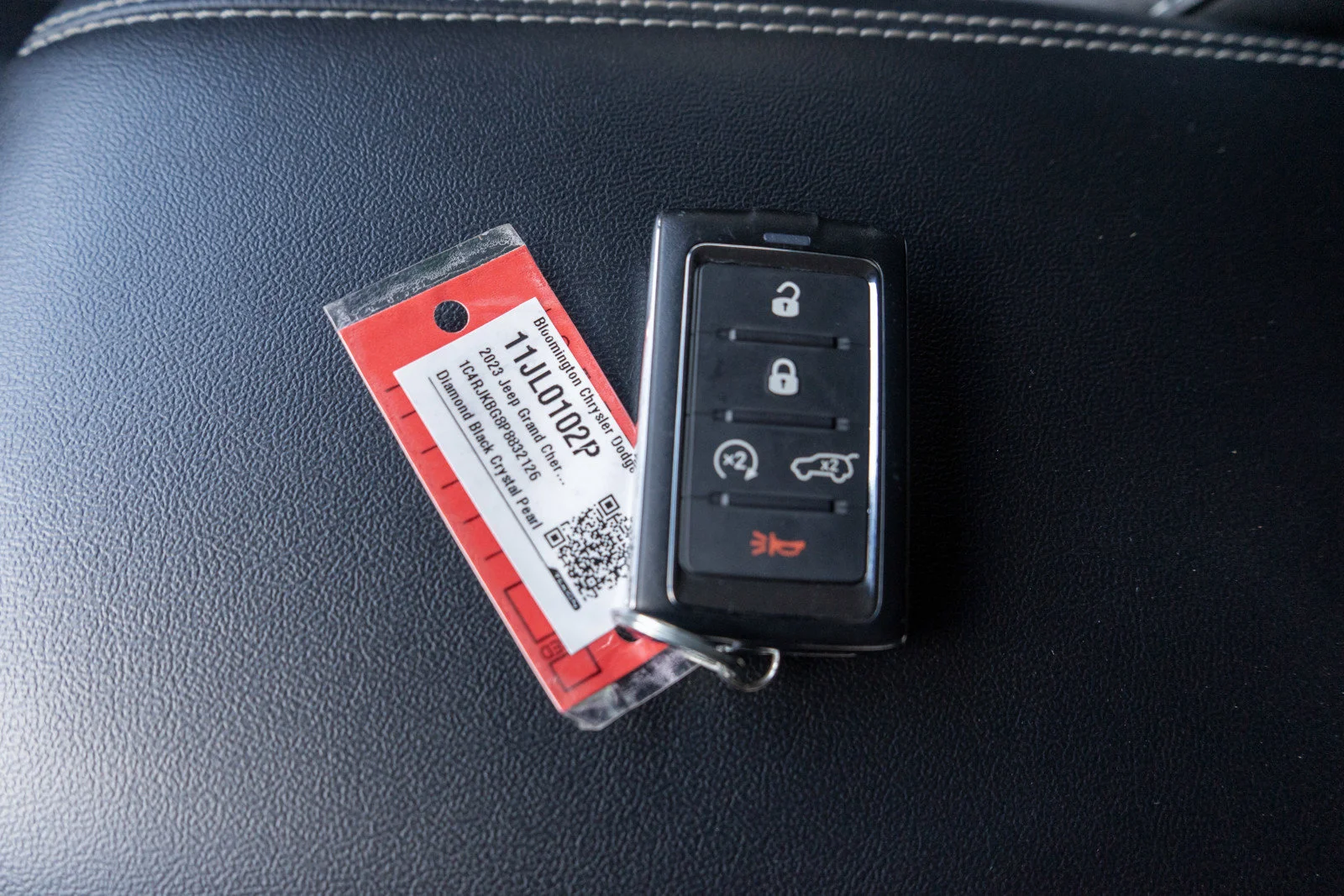 Used 2023 Diamond Black Crystal Pearlcoat Jeep Limited image 34