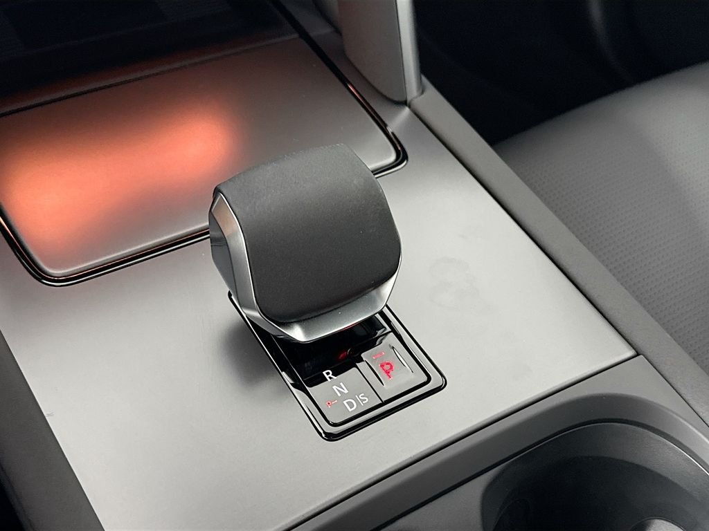 New 2025 Fuji White Land Rover SE image 18