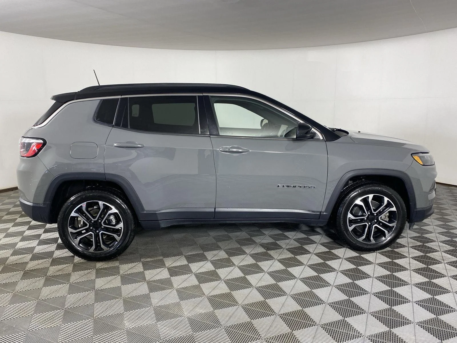 Used 2024 Sting-Gray Clearcoat Jeep Limited image 8