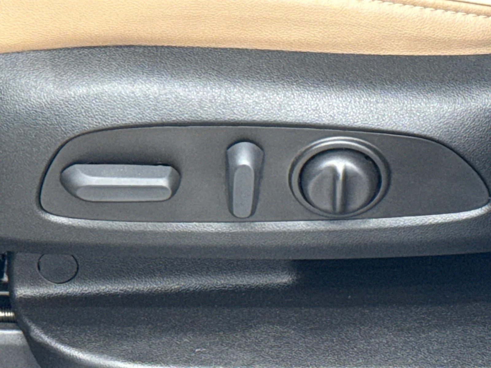 Used 2023 Iridescent Pearl Tricoat Chevrolet Premier FWD image 12
