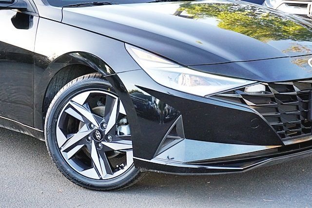 Used 2023 Black Hyundai SEL image 3