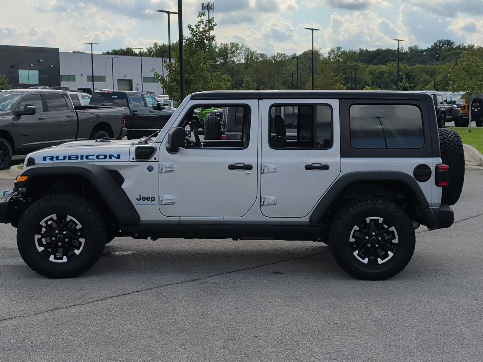 Used 2024 Silver Zynith Clearcoat Jeep Rubicon image 5