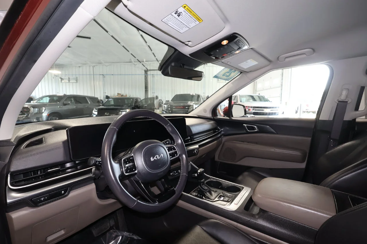 Used 2025 Red Kia LXS image 9
