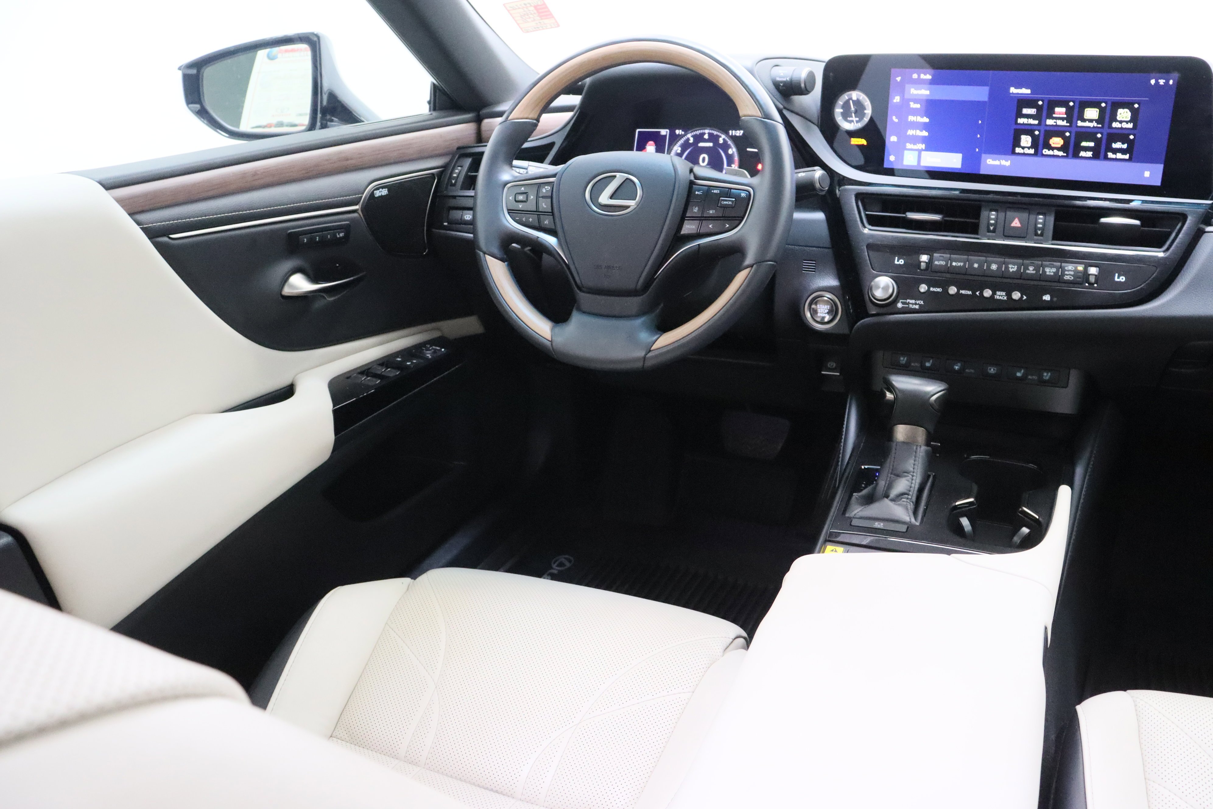 Used 2025 Eminent White Pearl Lexus ES 350 Ultra Luxury 3.5L image 33