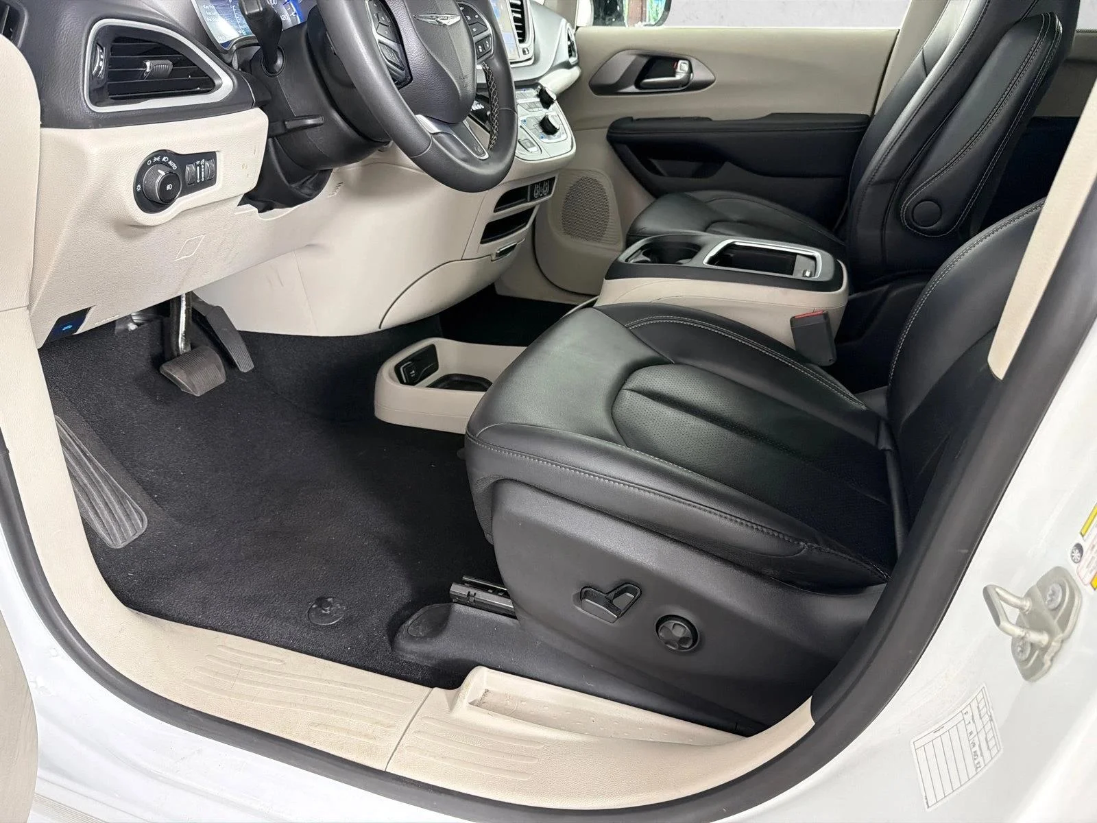 Used 2024 White Chrysler Touring L image 9