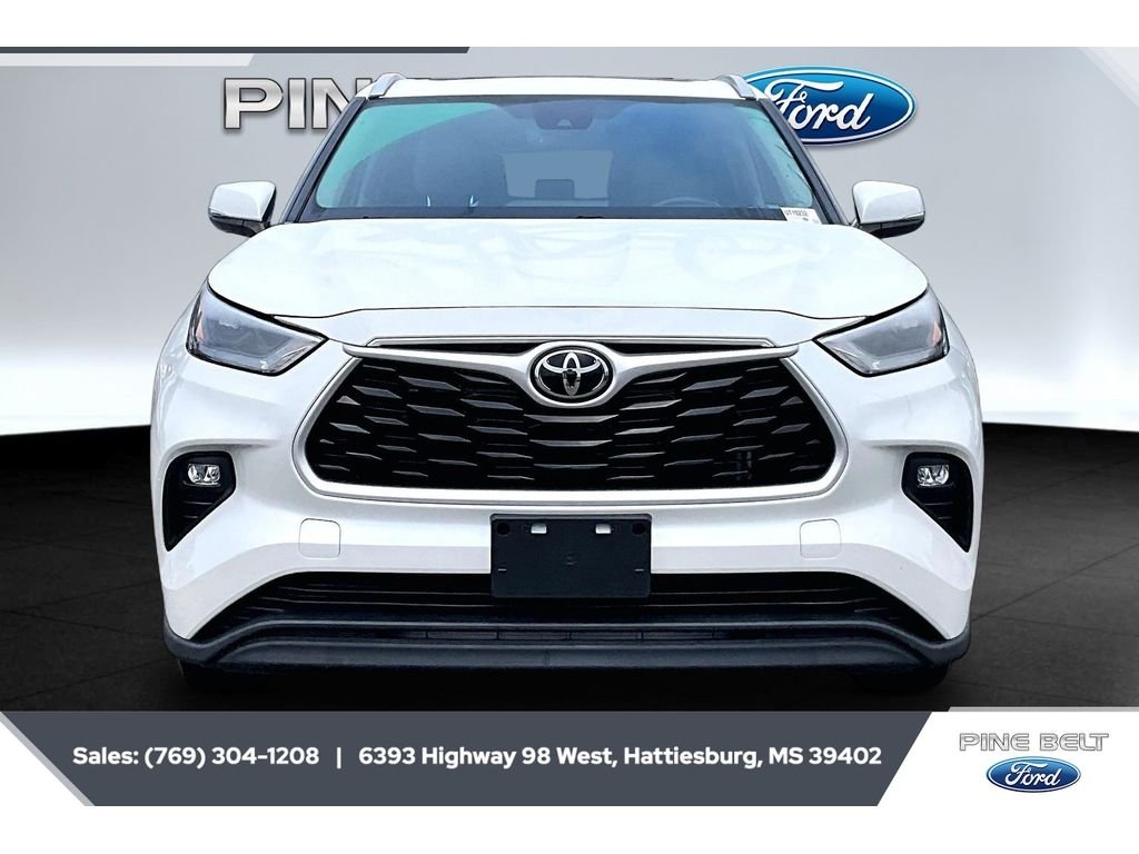 Used 2023 Wind Chill Pearl Toyota XLE image 3