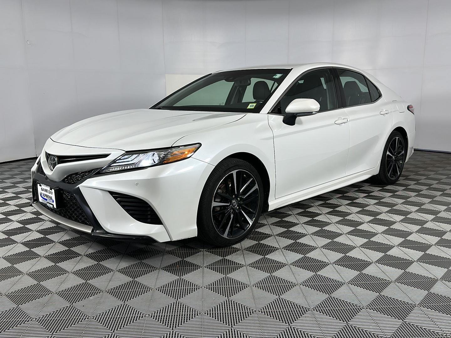 Used 2018 Pearl Toyota XSE image 3