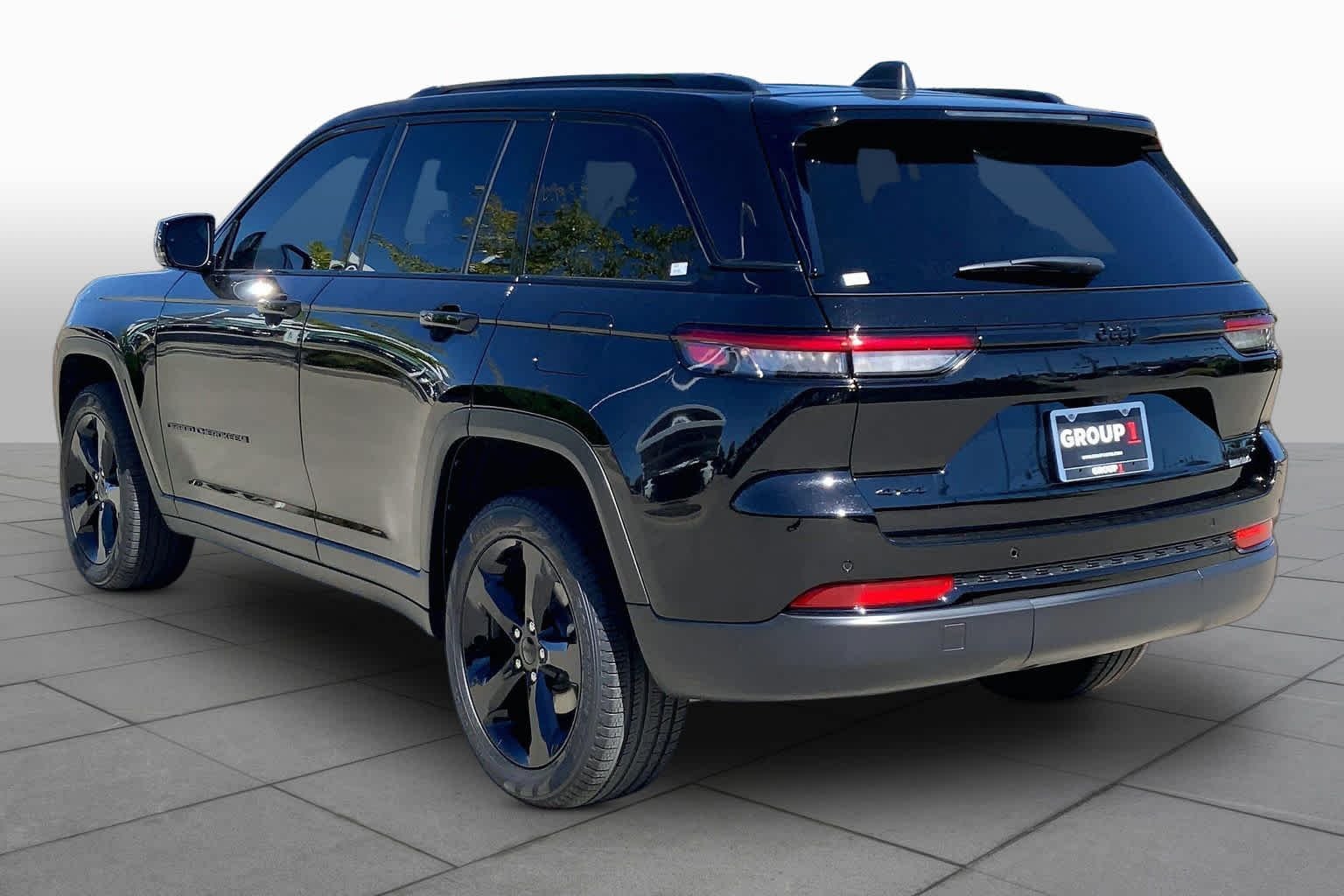 Used 2024 Diamond Black Crystal Pearlcoat Jeep Limited image 11