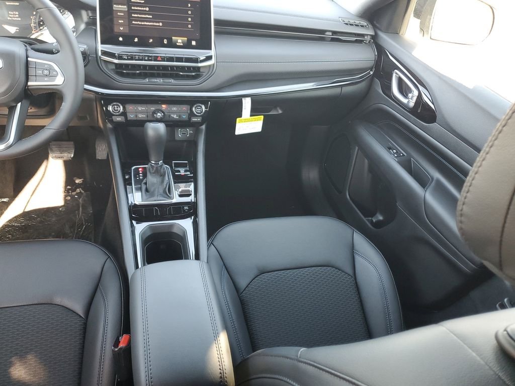 New 2026 Bright White Clearcoat Jeep Latitude image 14