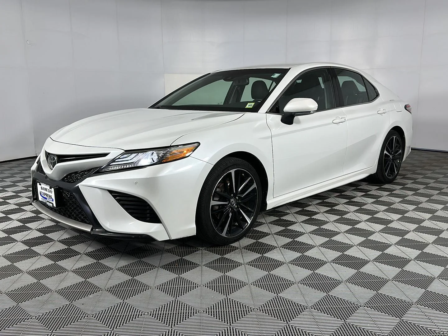 Used 2018 Pearl Toyota XSE image 3