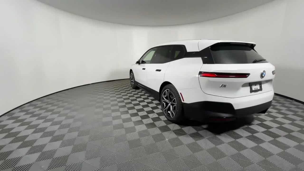 New 2022 Alpine White BMW xDrive50 image 11