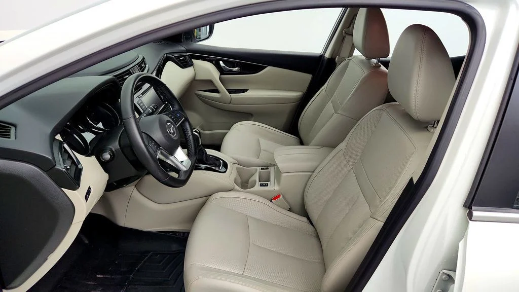 Used 2019 Pearl White Tricoat Nissan AWD SL w/ Premium Package, Moonroof & Bose Audio image 19