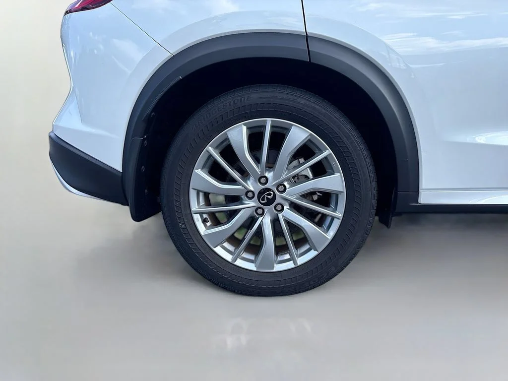 Used 2023 White INFINITI LUXE image 14