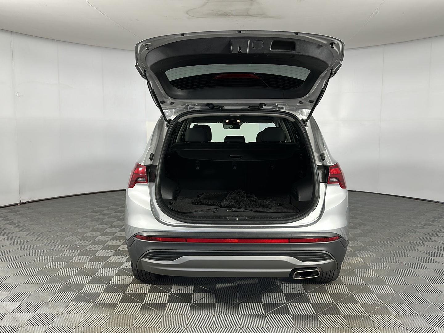 Used 2021 Shimmering Silver Hyundai SE image 19