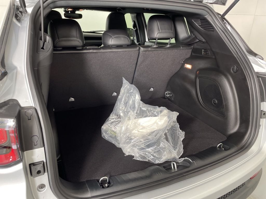 New 2026 Silver Zynith Metallic Clearcoat Jeep Latitude image 40