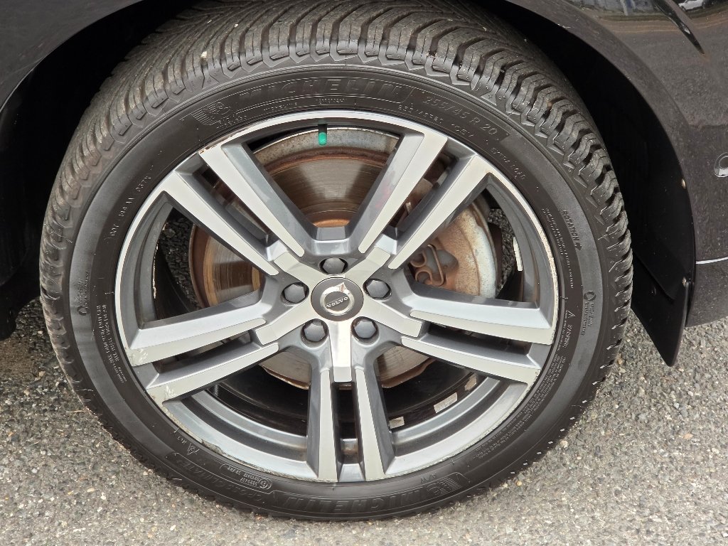 Used 2019 Onyx Black Metallic Volvo T6 Momentum image 4