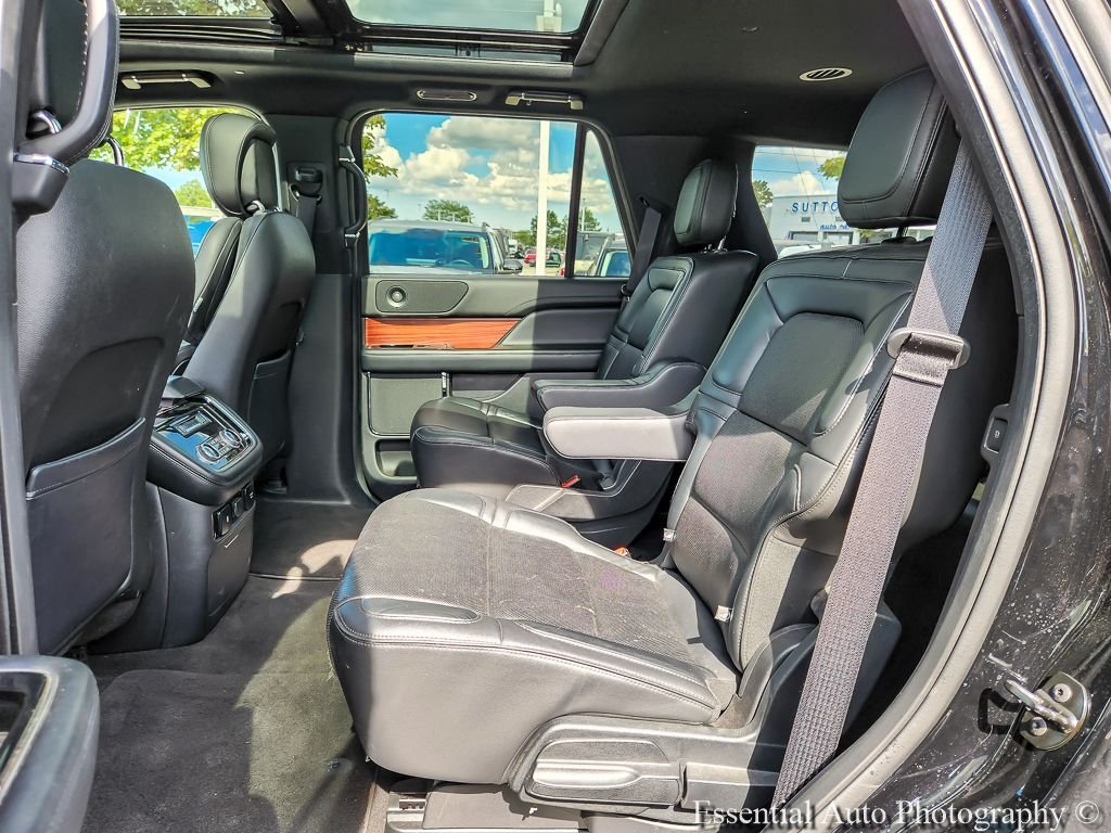 Used 2018 Velvet Lincoln Select image 11