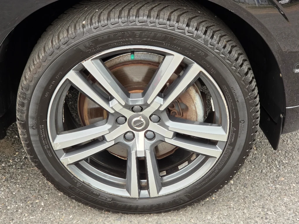 Used 2019 Onyx Black Metallic Volvo T6 Momentum image 4