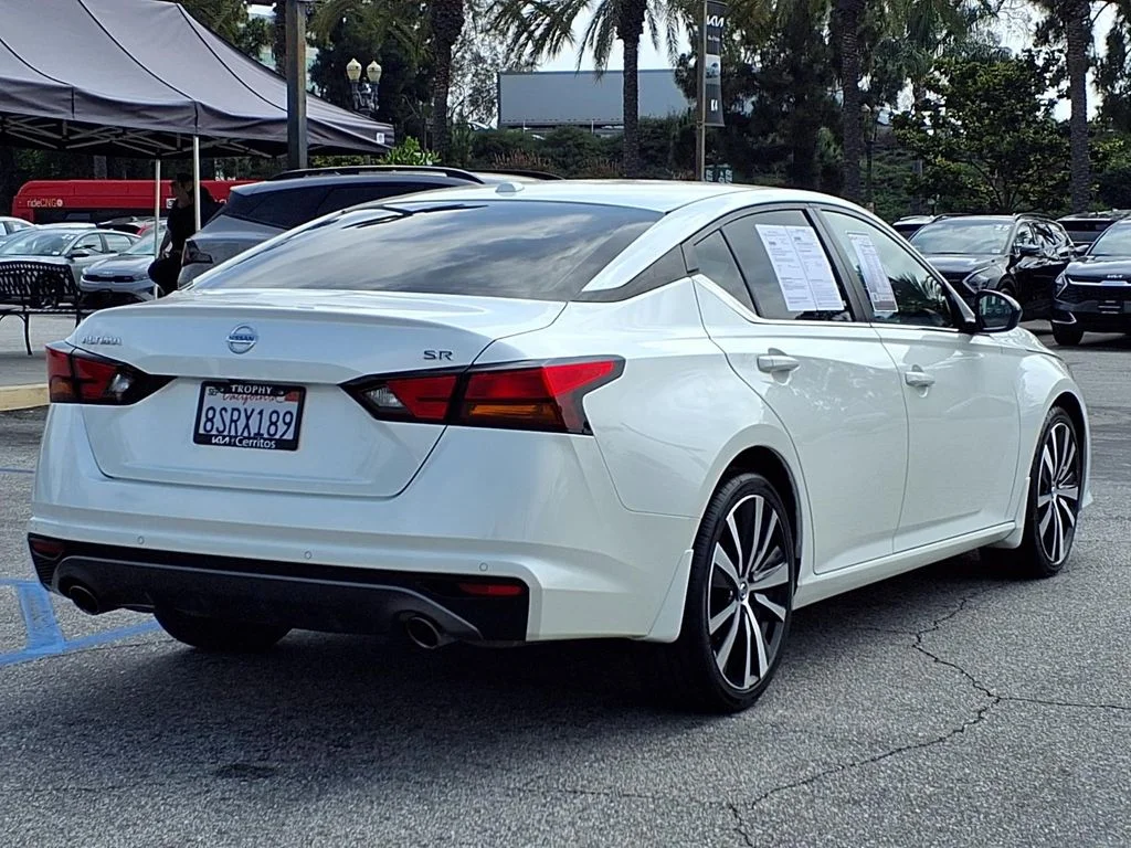 Used 2020 White Nissan 2.5 SR image 5
