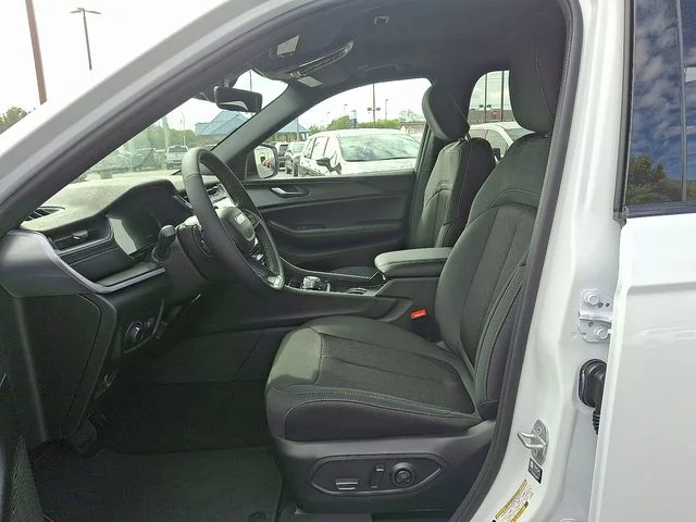 New 2025 White/off-white Jeep Laredo image 13