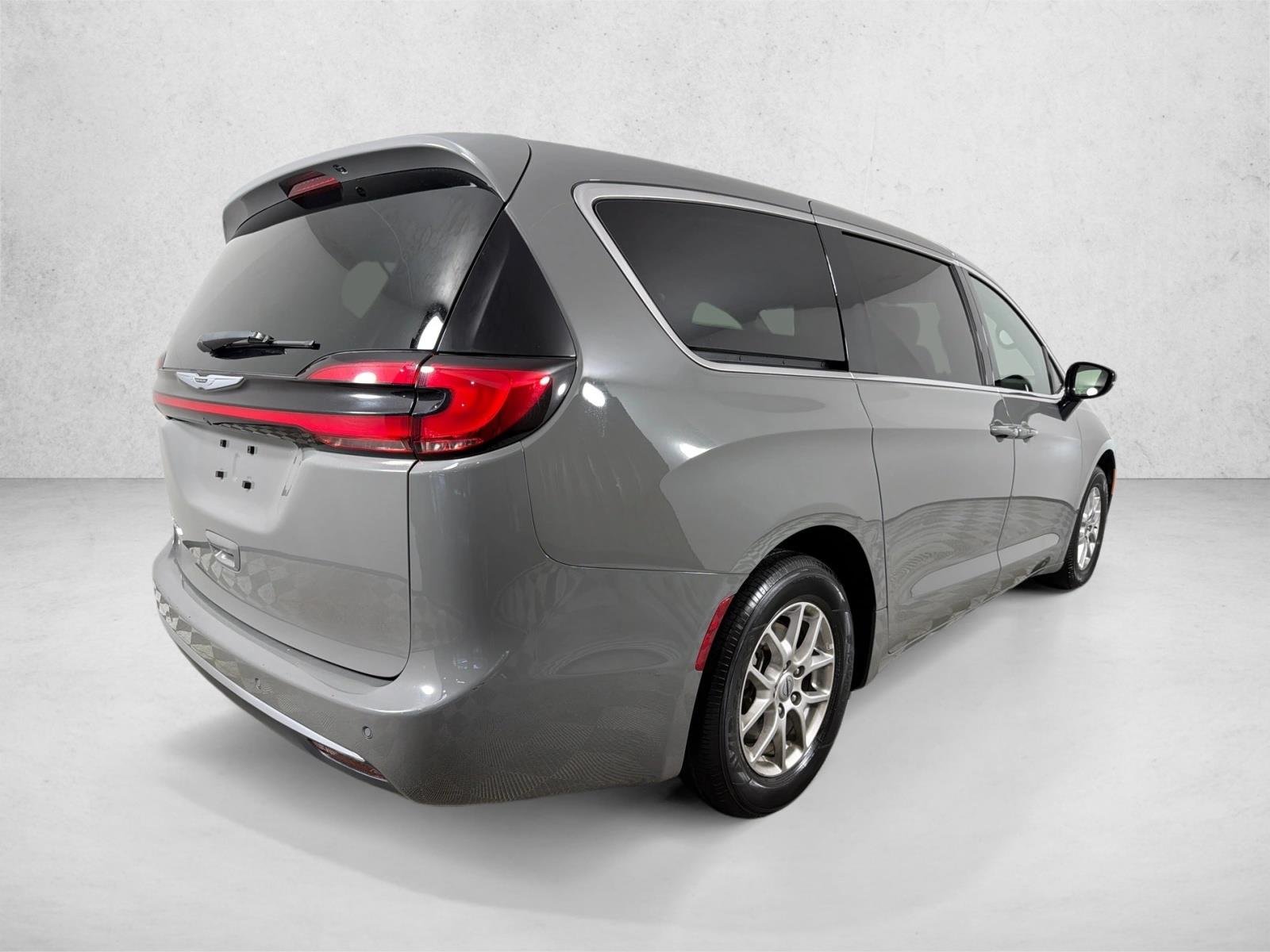 Used 2025 Ceramic Gray Clearcoat Chrysler Select image 3