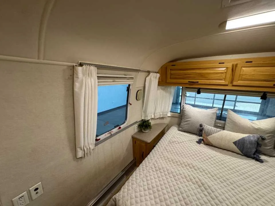 Used 2011 SILVER AIRSTREAM  image 21