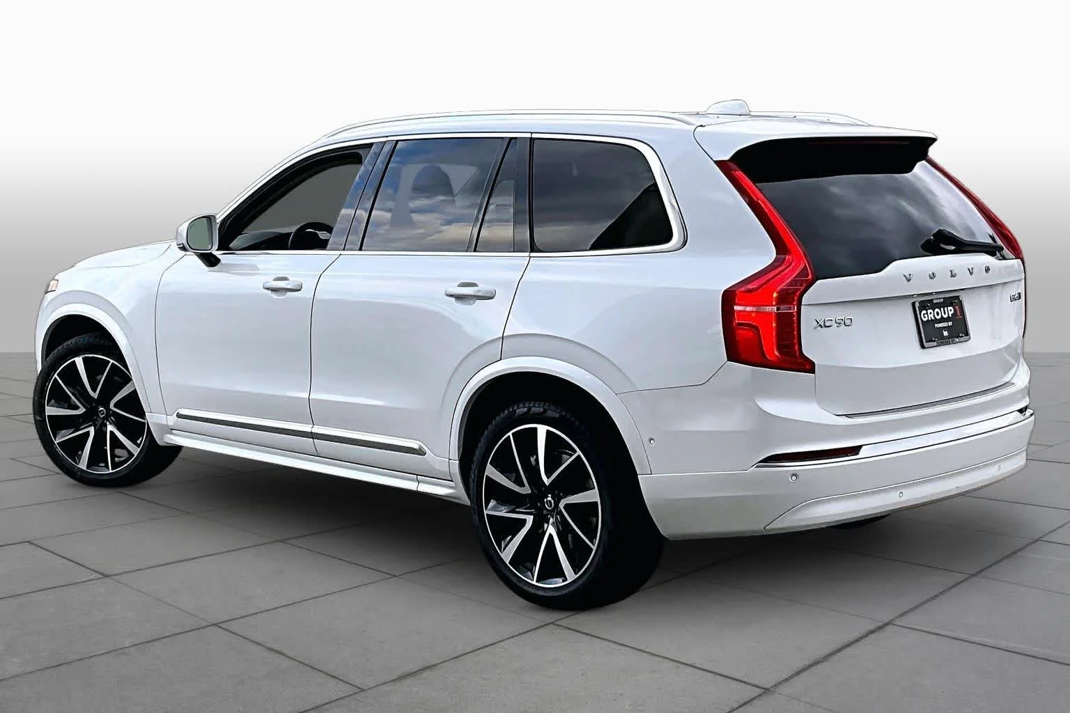 Certified Used 2023 Crystal White Volvo Plus image 12