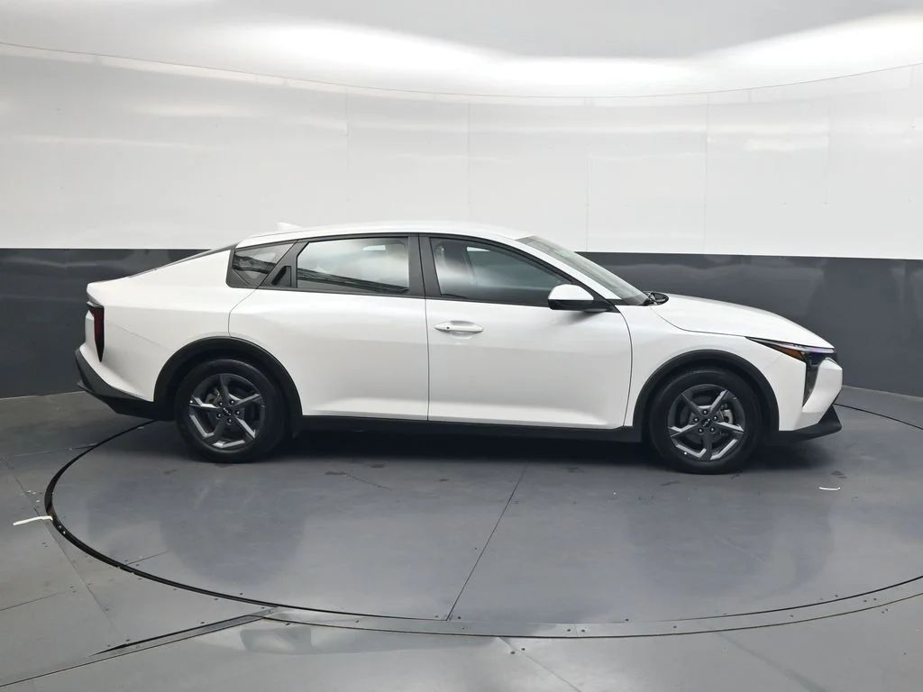 Used 2025 White Kia LXS image 4