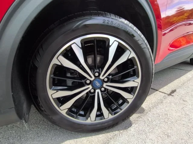 Used 2021 Red Ford SE image 34