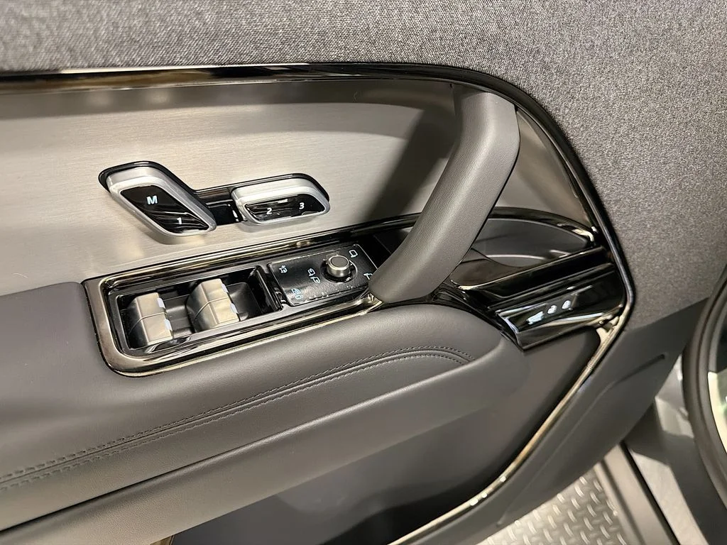 New 2026 Carpathian Gray Premium Metallic Land Rover SE image 19