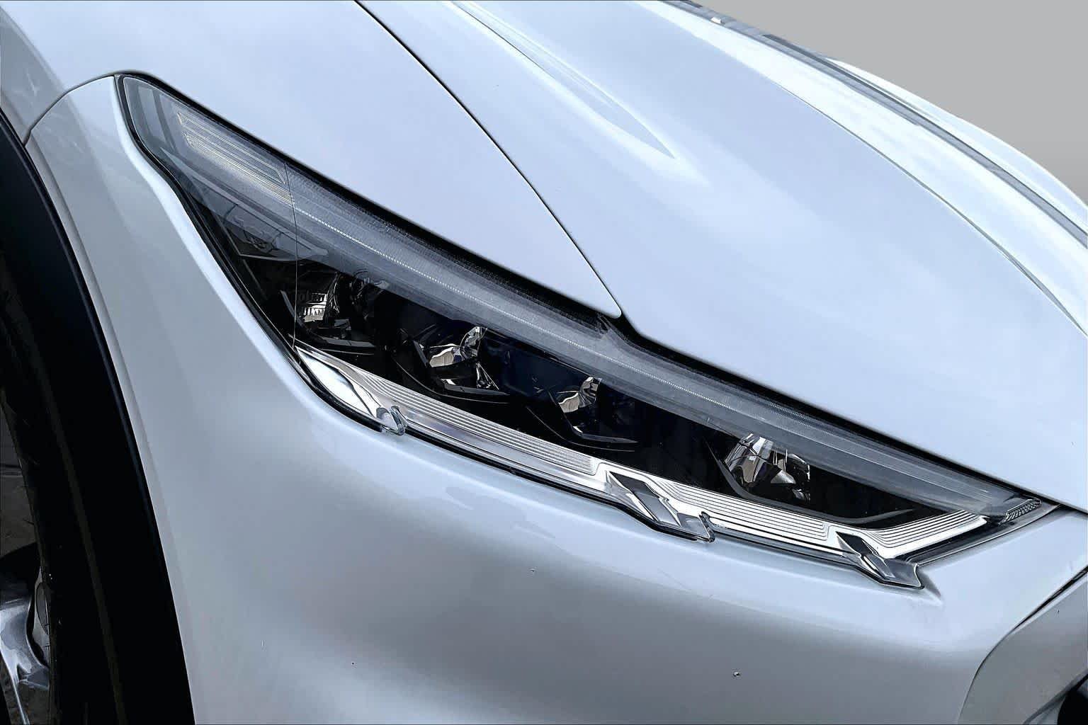 Used 2023 Space White Metallic Ford Select image 26