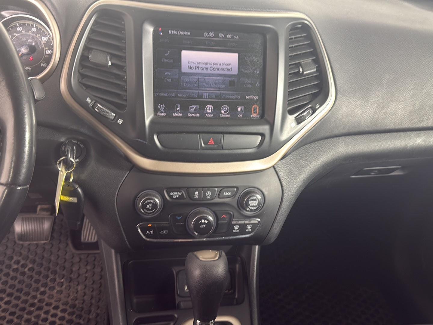 Used 2015 Bright White Clearcoat Jeep Latitude image 17