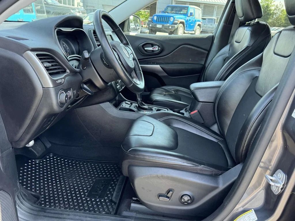 Used 2020 Gray Jeep Latitude Plus image 14