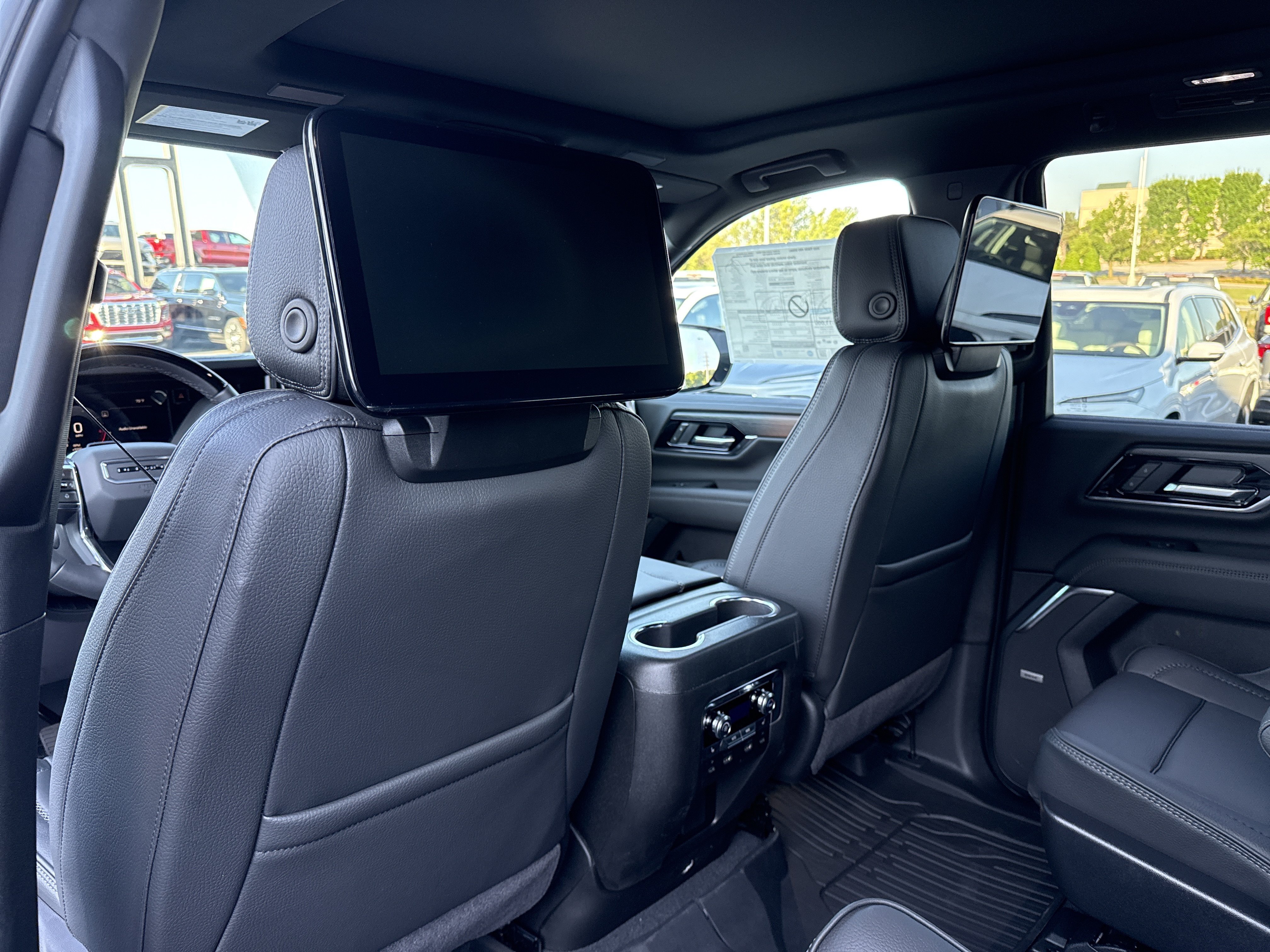 2026 GMC Yukon Denali - Photo 8