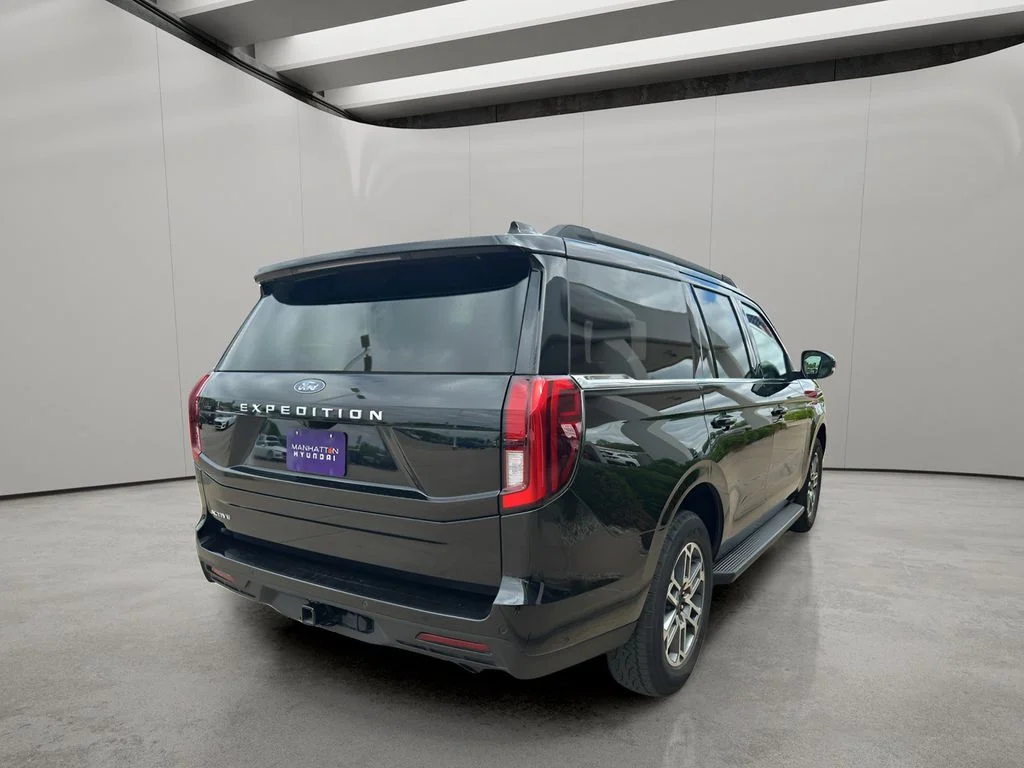 Used 2025 Agate Black Metallic Ford Active image 10