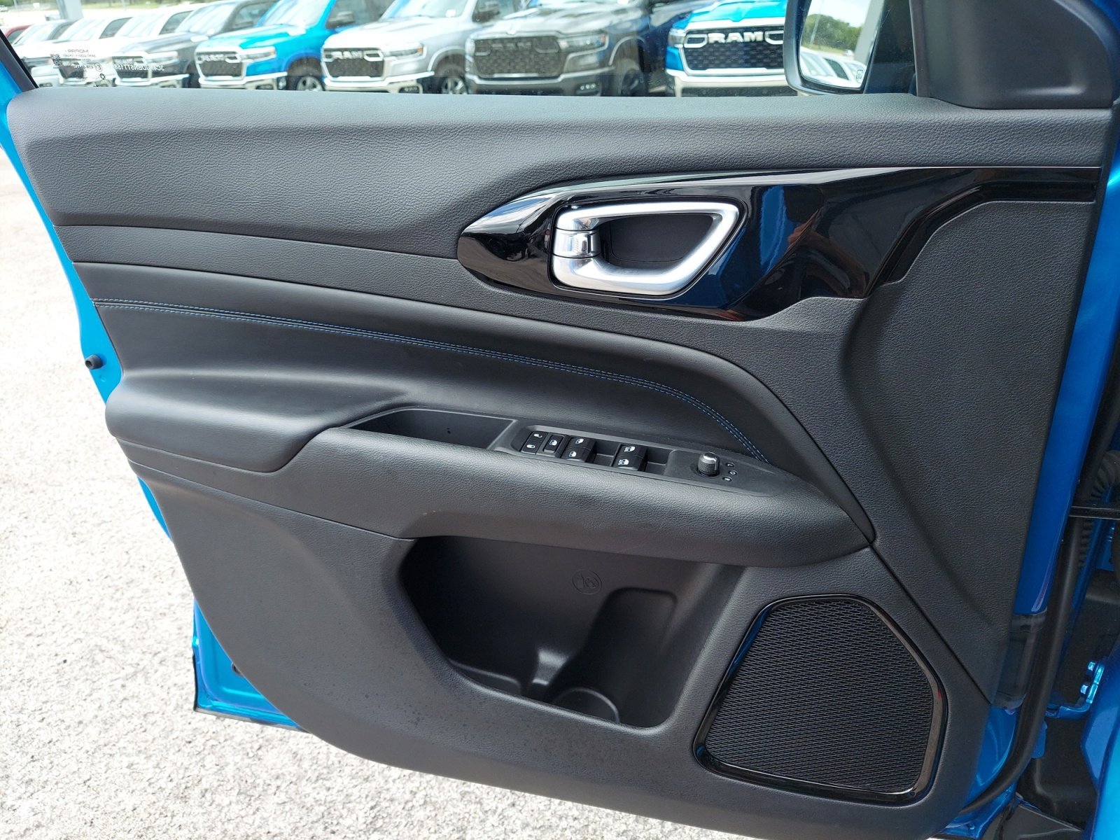 New 2026 Hydro Blue Pearlcoat Jeep Latitude Altitude image 28