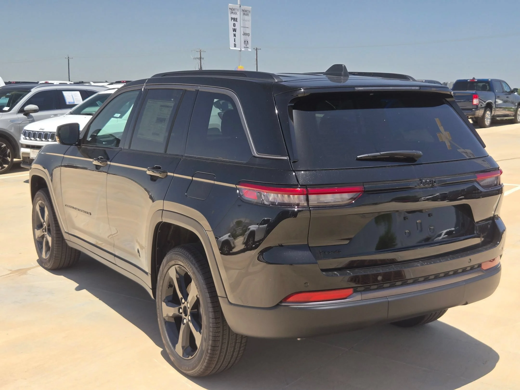 New 2026 Diamond Black Crystal Pearlcoat Jeep Limited image 5