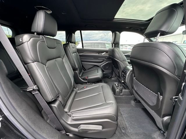 New 2026 Diamond Black Crystal Pearl-Coat Exterior Paint Jeep Limited image 29
