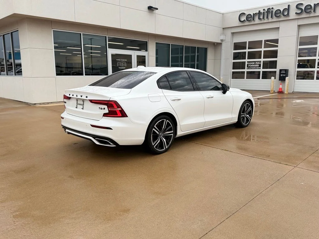 Used 2019 White Volvo T6 R-Design image 3