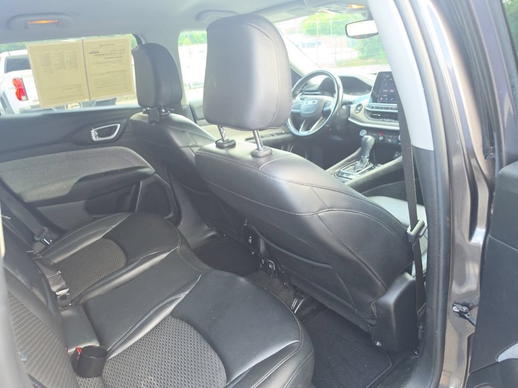 Used 2022 Gray Jeep Latitude FWD image 29