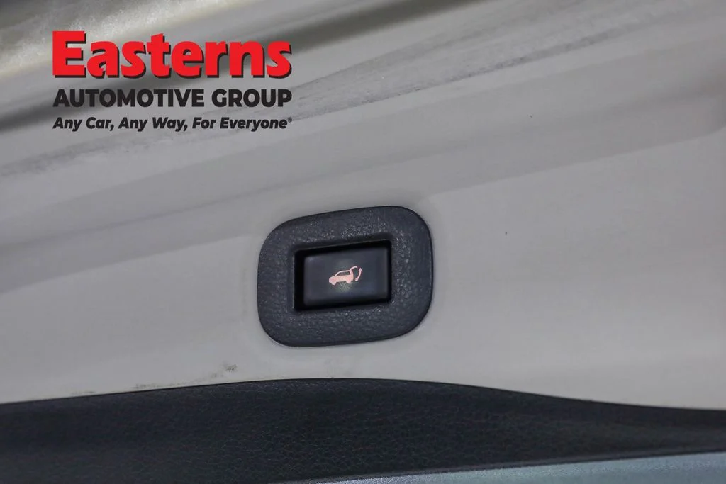 Used 2020 Silver Nissan SL image 21