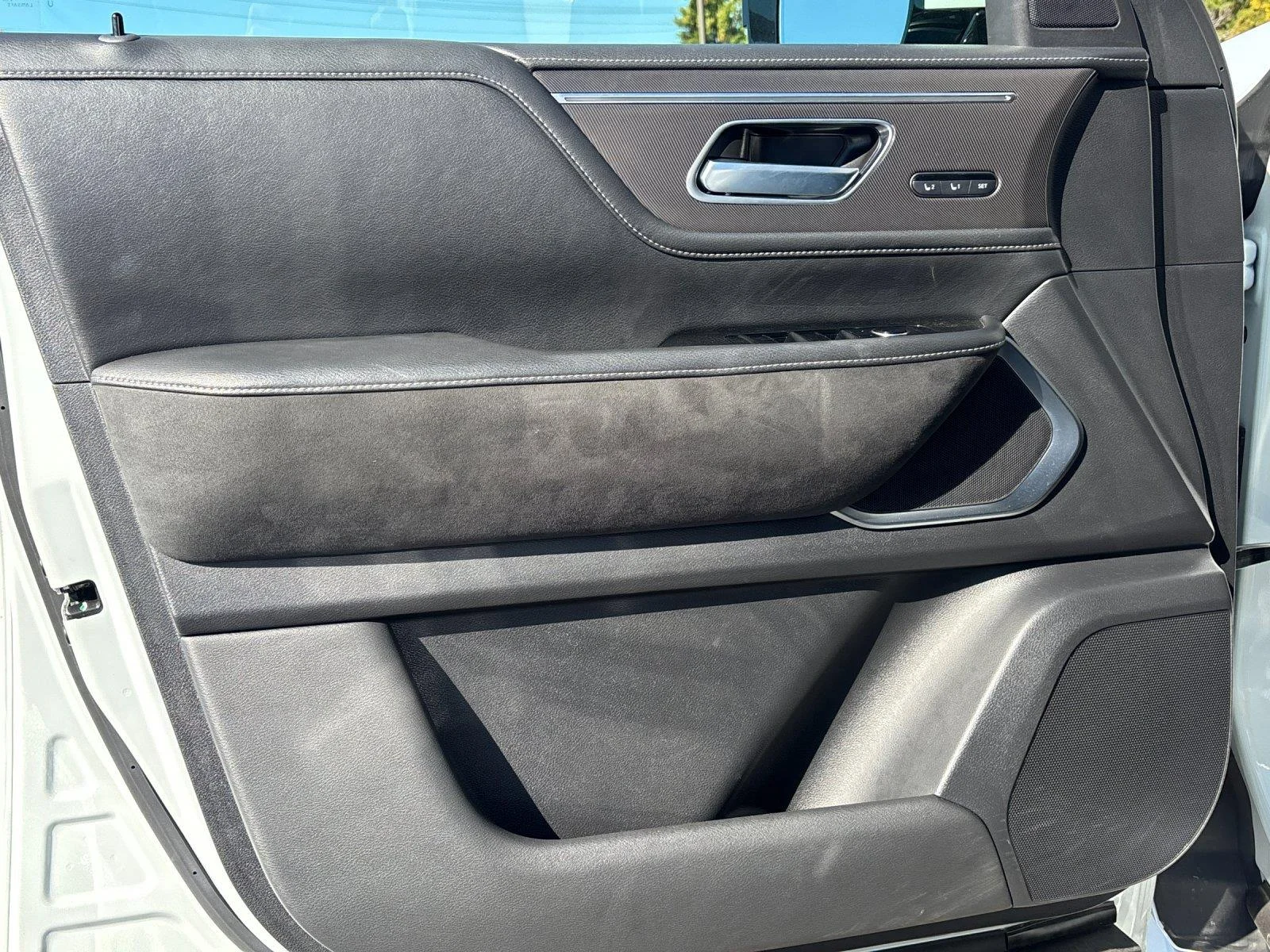 Certified Used 2025 Radiant White INFINITI LUXE image 13