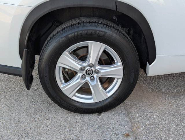 Used 2023 Off-white Toyota LE image 3