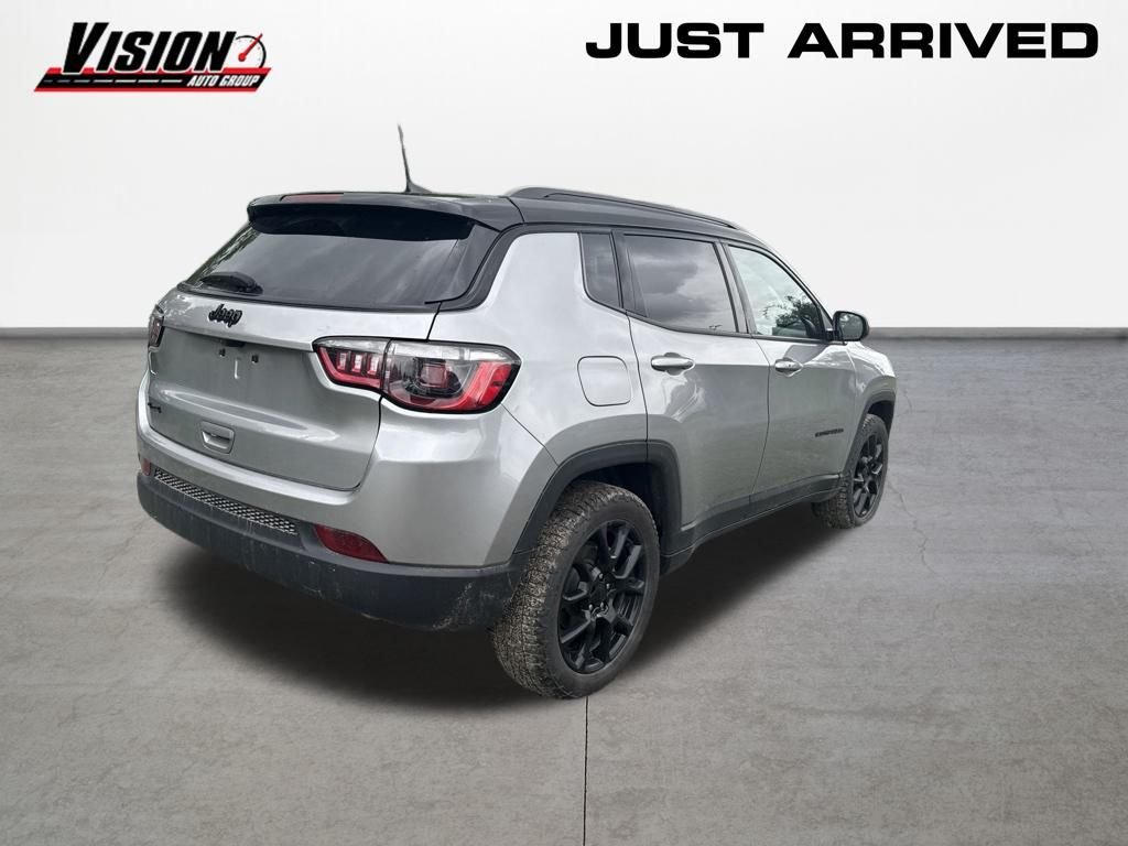 Used 2023 Silver Jeep Latitude image 5